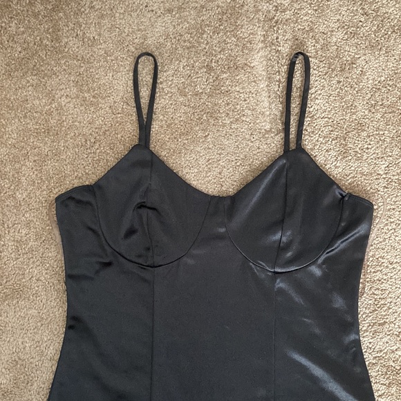 Liz & Sara plain black satin form fitting mini dress, extra large - Picture 4 of 11